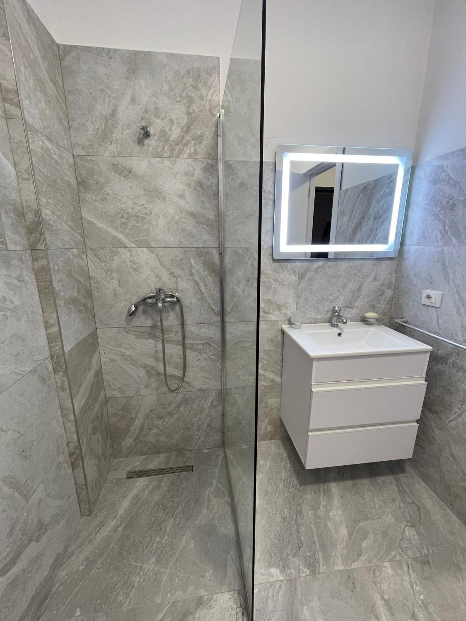 Modern Apartment In Central Влёра Экстерьер фото