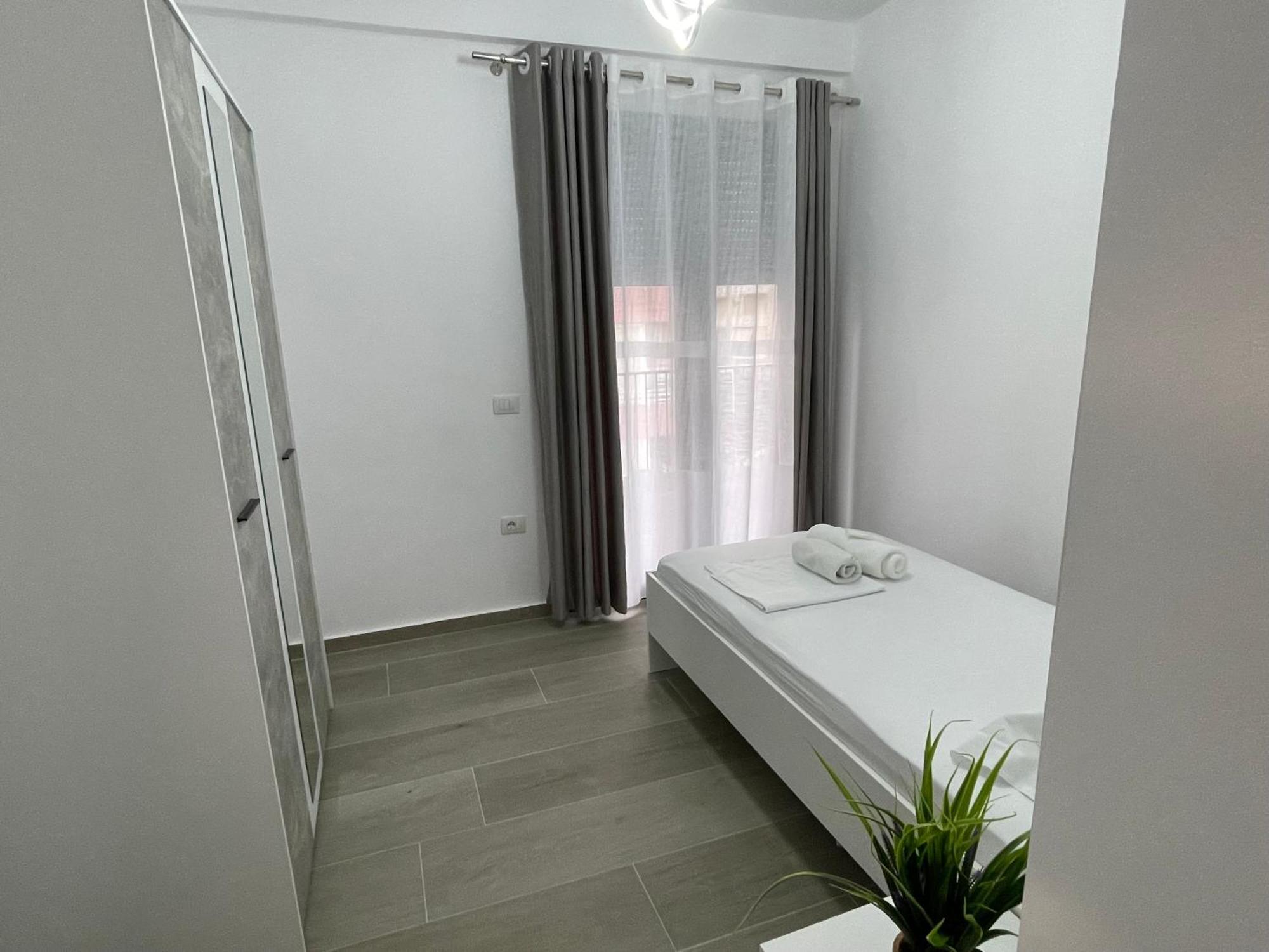 Modern Apartment In Central Влёра Экстерьер фото