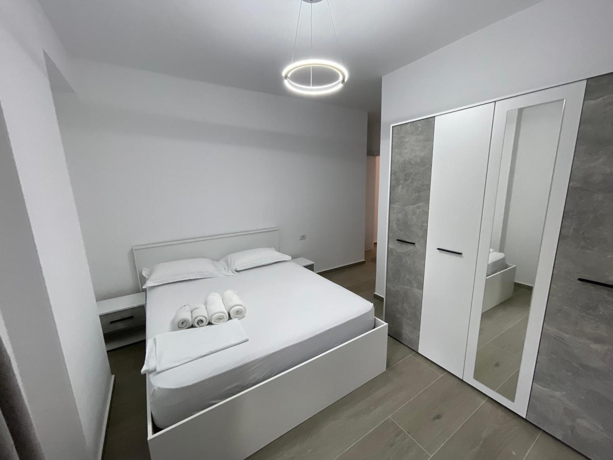Modern Apartment In Central Влёра Экстерьер фото