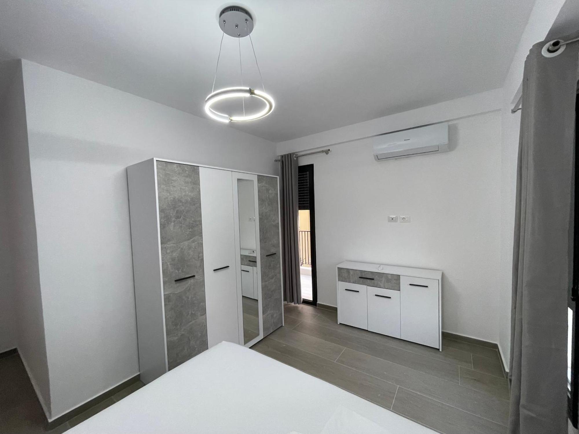 Modern Apartment In Central Влёра Экстерьер фото